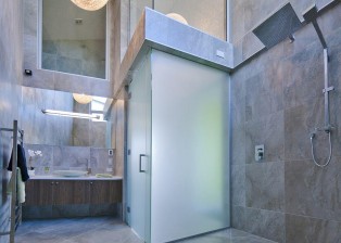 Das hohe Badezimmer ist komplett mit Fliesen in angenehmen Farbtönen ausgestattet. Hauskauf NZ.