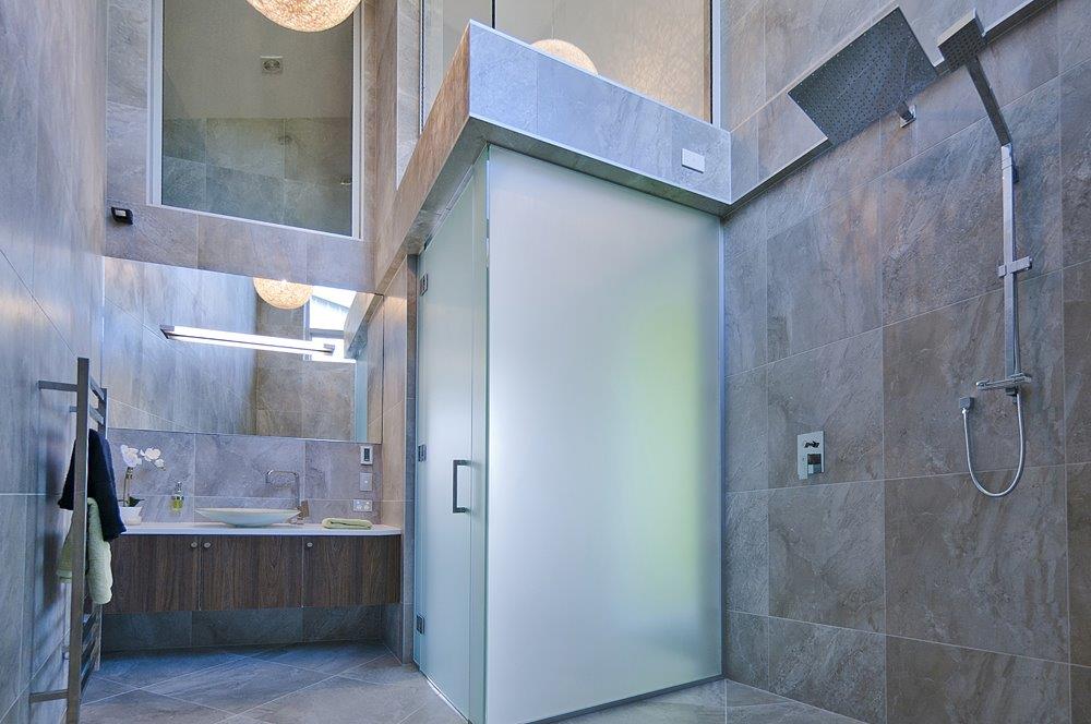 Badezimmer, komplett gefliest | Haus am Meer in Neuseeland kaufen