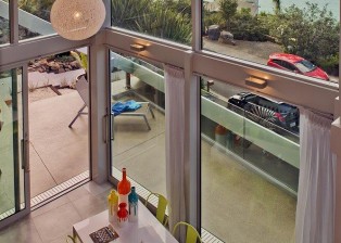 Hohe Decken und Panoramaverglasung bieten ungehinderten Blick aufs Meer. NZ Hauskauf.